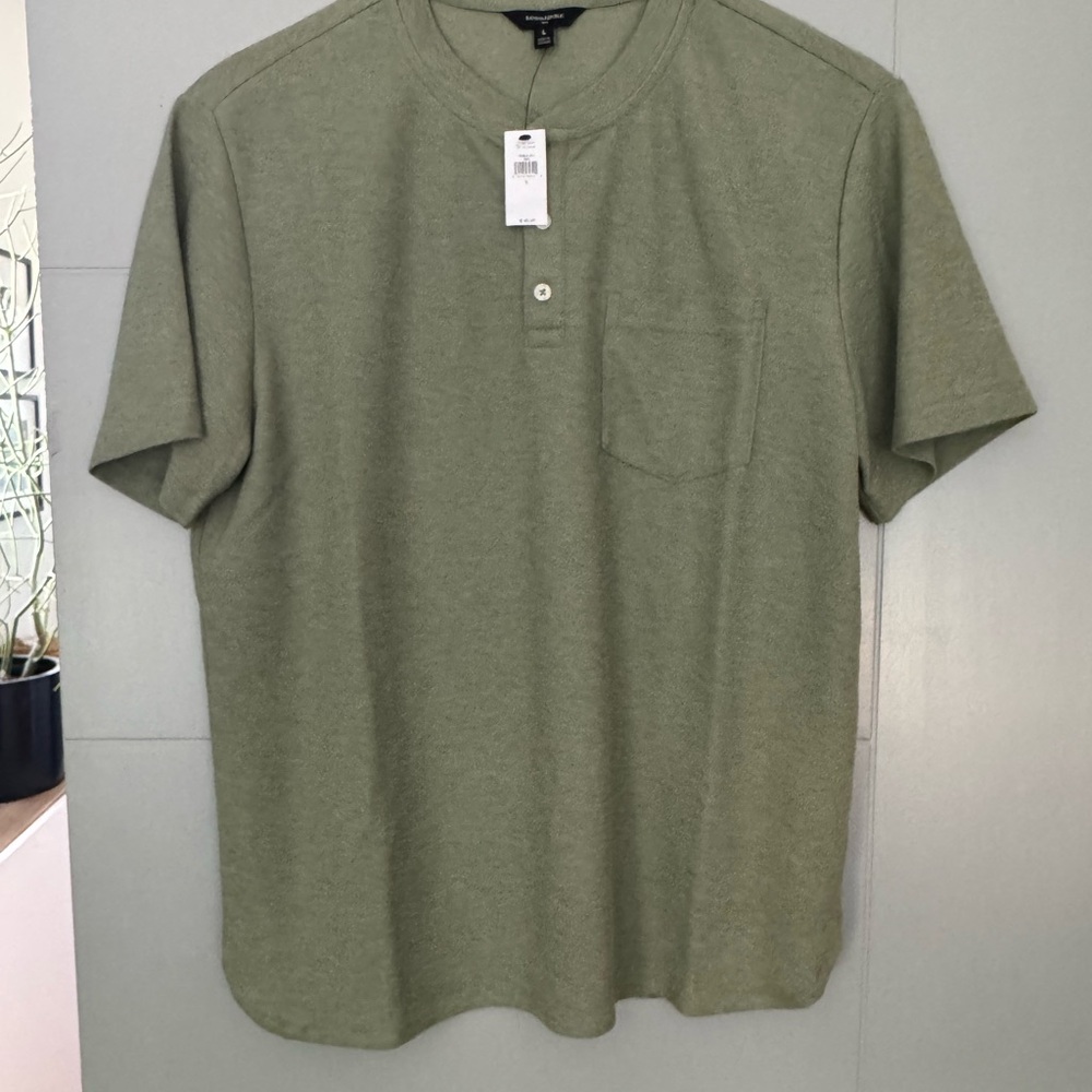 Men's BANANA REPUBLIC Cotton Short Sleeve Henley pullover shirt.
